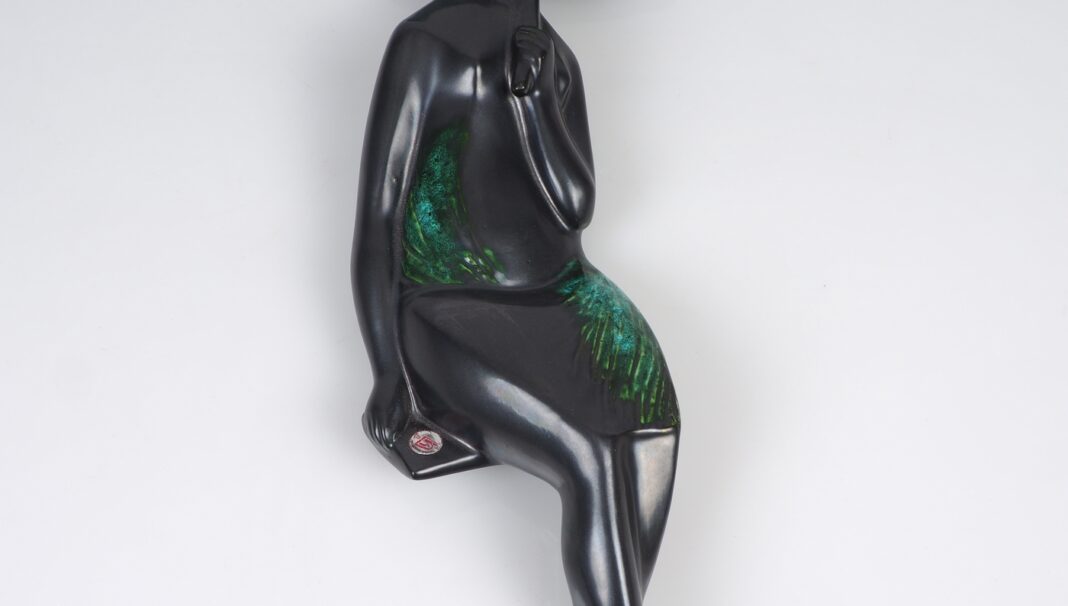 Figura ceramiczna kobieta z parasolem proj. Jitka Forejtova Keramo Kostelec Czechosłowacja lata 60-te (Kopia)